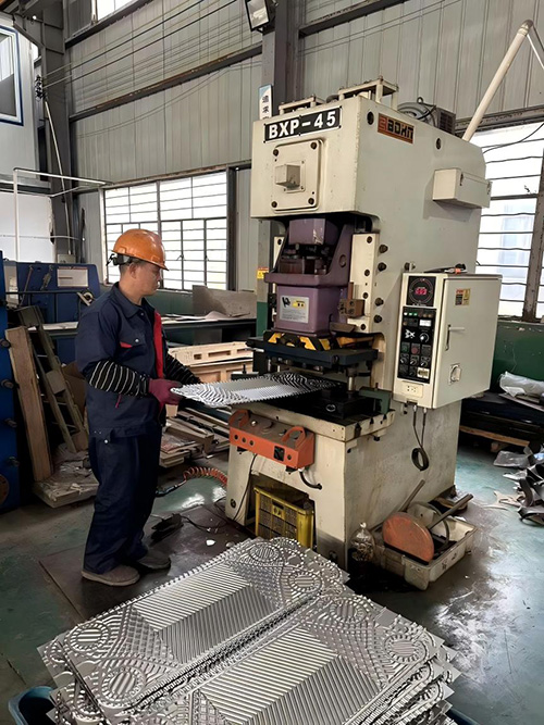 如何正确操作板式换热器冲床